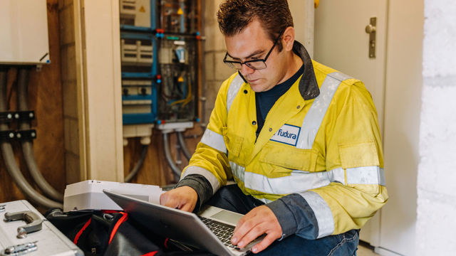 mdw achter laptop met meter