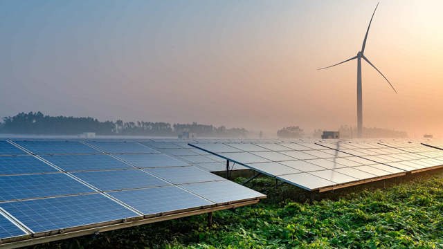 Zonnepark en windmolen